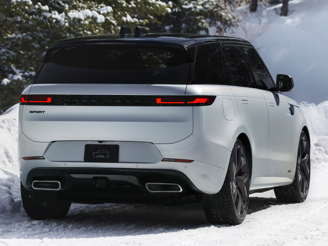 Вид сзади на внедорожник Range Rover Sport Park City Edition 2024 года на снегу