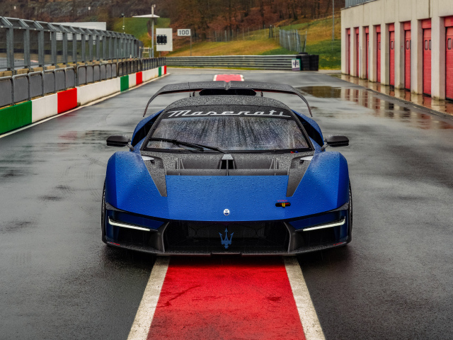 Синий автомобиль Maserati MCXtrema