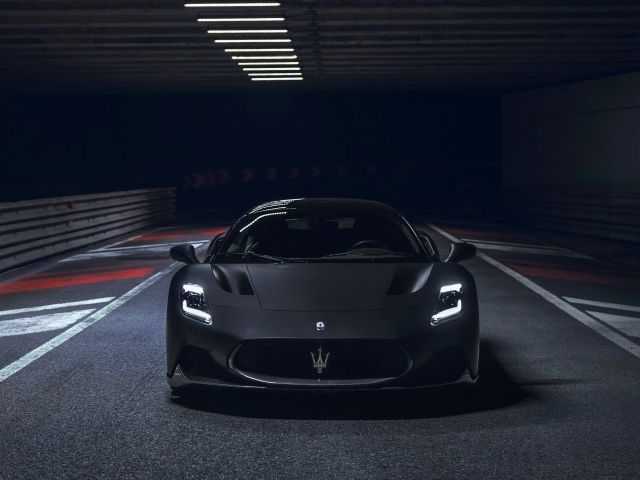 Вид спереди на автомобиль Maserati MC20 Notte Coupé 2023  года