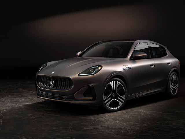 Автомобиль Maserati Grecale Folgore на сером фоне