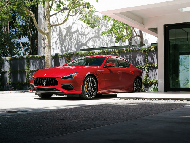 Красный автомобиль Maserati Ghibli Trofeo у дома