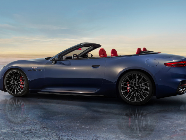 Вид сбоку на автомобиль Maserati GranCabrio Trofeo 2024 года