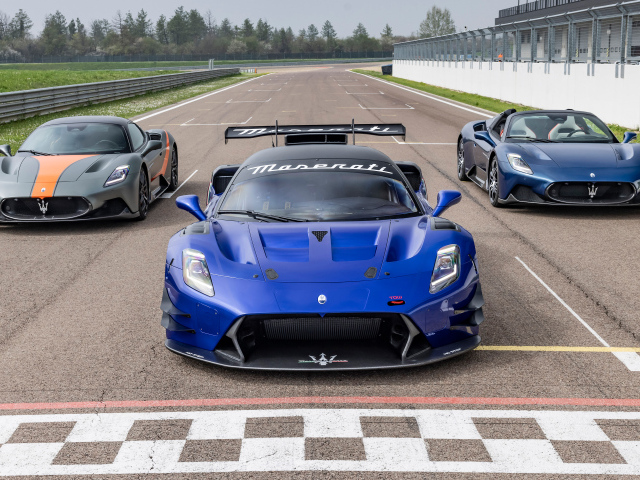 Спортивные автомобили Maserati MC20 на старте