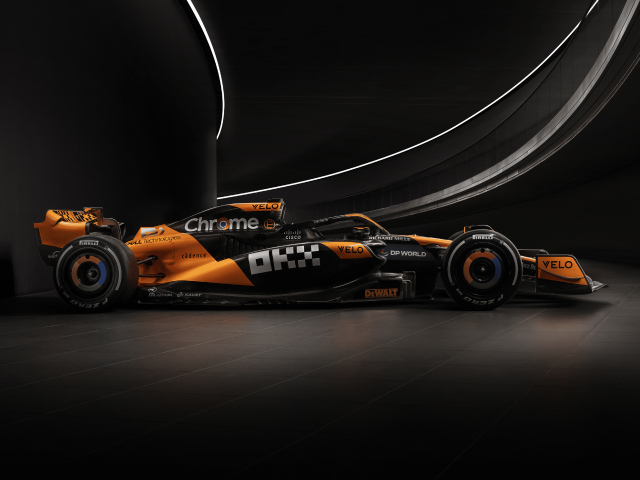 Гоночный автомобиль McLaren MCL38 2024  года вид сбоку
