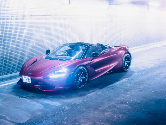 Красивый быстрый автомобиль McLaren 750S Spider
