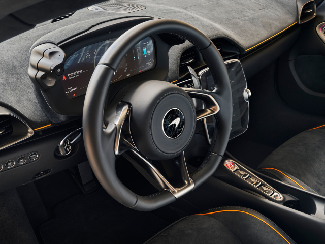 Черный кожаный салон автомобиля McLaren Artura
