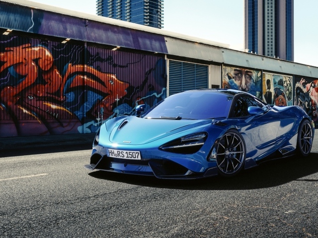 Синий автомобиль McLaren 765 LT у стены