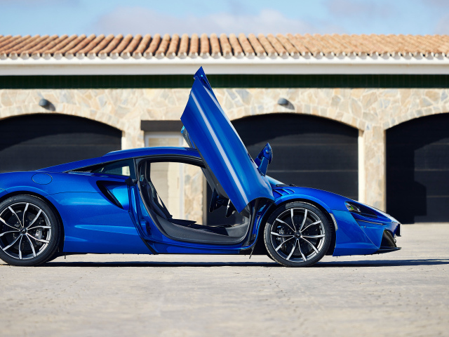 Синий автомобиль McLaren Artura с открытыми дверями
