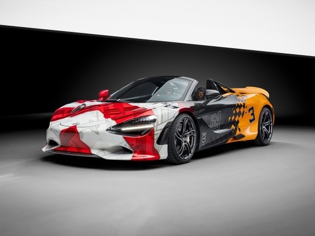 Яркий автомобиль McLaren 750S в здании