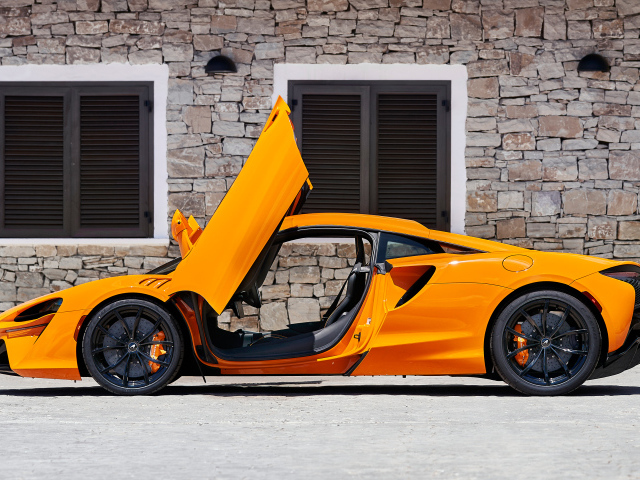 Быстрый McLaren Artura с открытыми дверями