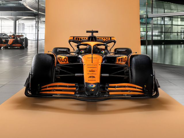 Оранжевый гоночный автомобиль McLaren MCL38 2024 года