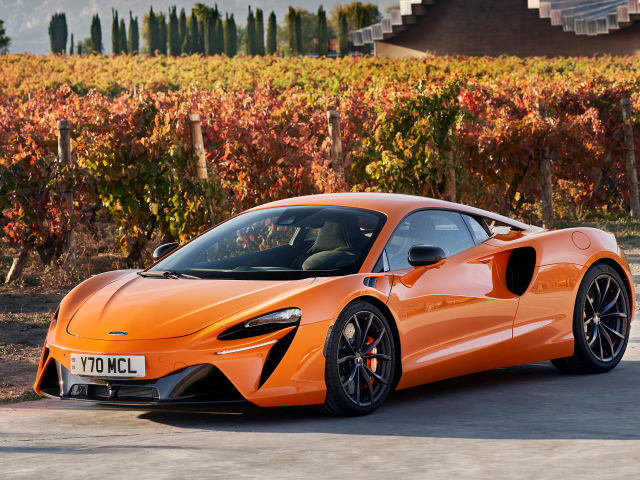 Оранжевый спортивный автомобиль McLaren Artura