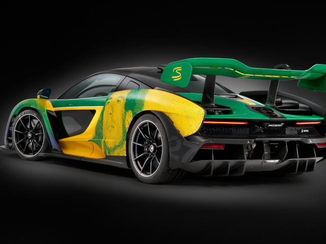 Вид сзади на автомобиль McLaren Senna Sempre 2024  года на сером фоне