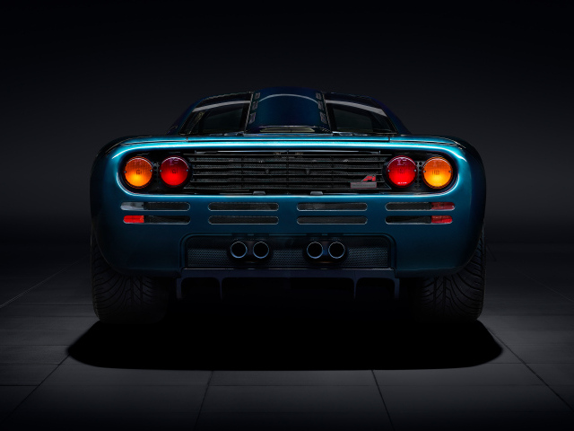 Вид сзади на автомобиль McLaren F1