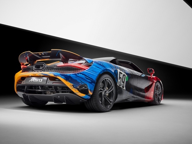 Вид сзади на автомобиль McLaren 750S
