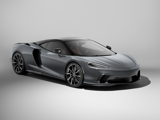 Серебристый автомобиль McLaren GTS 2024 года