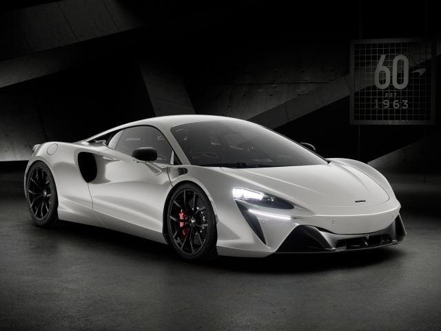 Серебристый автомобиль McLaren Artura 60th Anniversary Edition