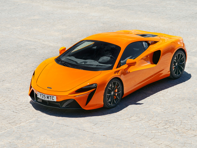 Вид сверху на оранжевый автомобиль McLaren Artura