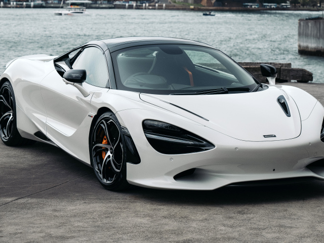 Белый автомобиль McLaren 750S Spider