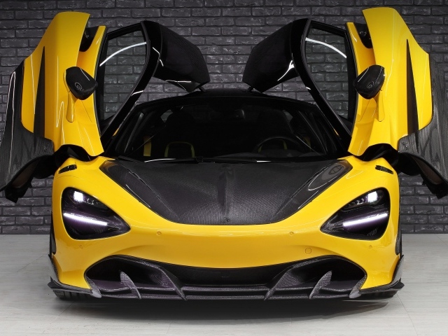 Желтый спорткар McLaren 720S Fury