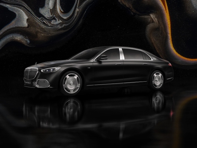 Черный автомобиль Mercedes MAYBACH S 680 4MATIC