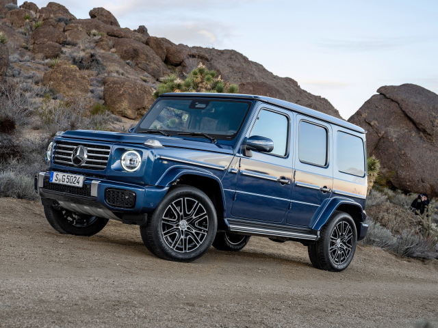 Синий автомобиль Mercedes-Benz G 500 в горах