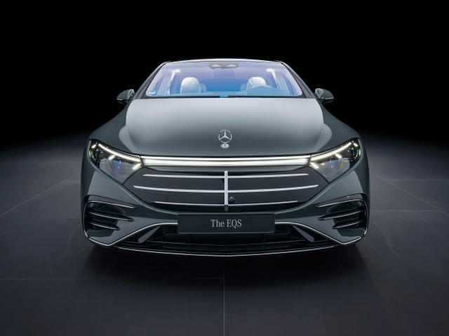 Вид спереди на дорогой автомобиль Mercedes-Benz EQS 580 4MATIC AMG Line 2024  года