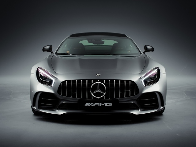 Вид спереди на автомобиль Mercedes-AMG GT R