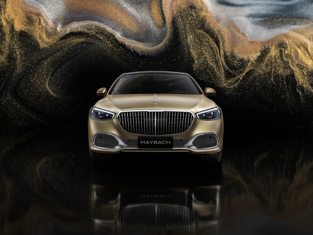 Вид спереди на автомобиль Mercedes MAYBACH S 680 4MATIC