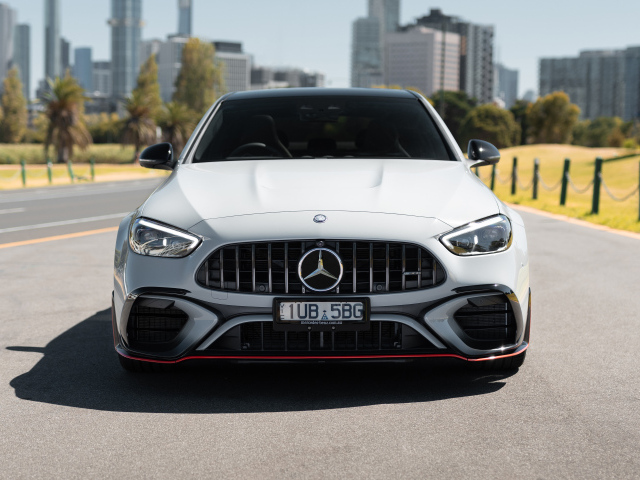 Вид спереди на белый автомобиль Mercedes-AMG C 63 S E Performance F1 Edition 2024 года