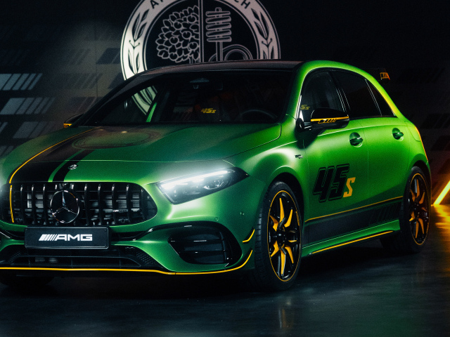 Зеленый автомобиль Mercedes-AMG A 45 S 4MATIC+ Final Edition