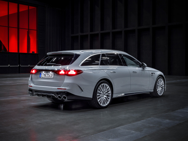 Вид сзади на автомобиль Mercedes-AMG E 53 HYBRID 4MATIC+ Estate 2024 года