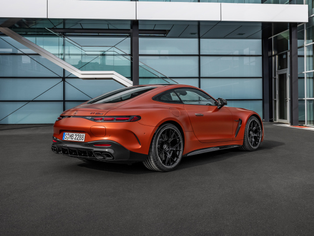 Вид сзади на красный автомобиль Mercedes-AMG GT 63 S E Performance 2024  года