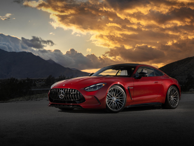 Красный автомобиль Mercedes-AMG GT 63 4MATIC+ 2024 года на закате