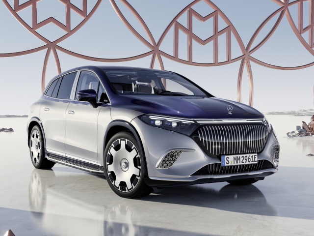 Серебристый автомобиль Mercedes Maybach EQS 680