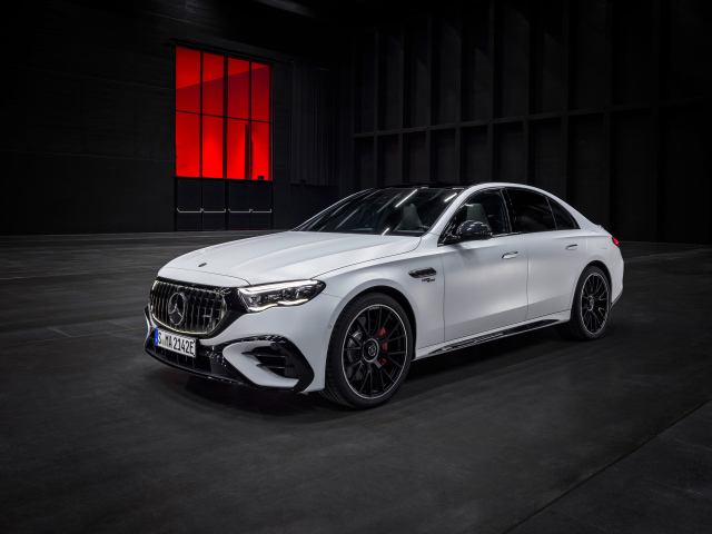 Белый автомобиль Mercedes-AMG E 53 HYBRID 4MATIC+ 2024 года на черном фоне