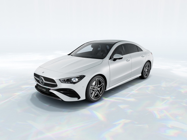 Белый автомобиль Mercedes-Benz CLA 260 4MATIC AMG Line