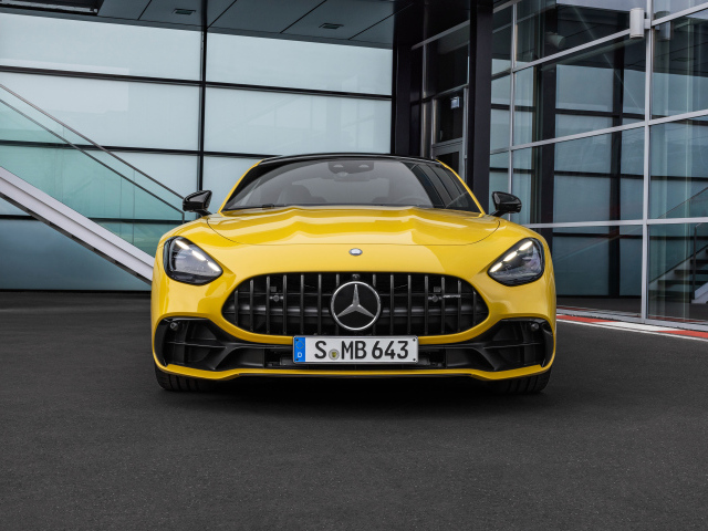 Желтый автомобиль Mercedes-AMG GT 43 Coupe 2024 года вид спереди