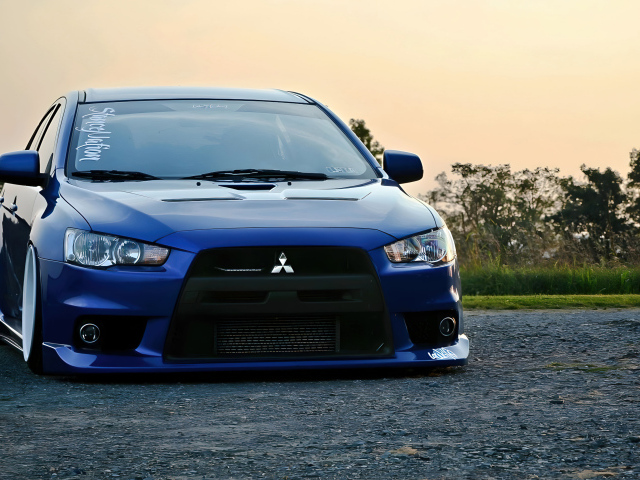 Синий автомобиль Mitsubishi Lancer Evo JDM