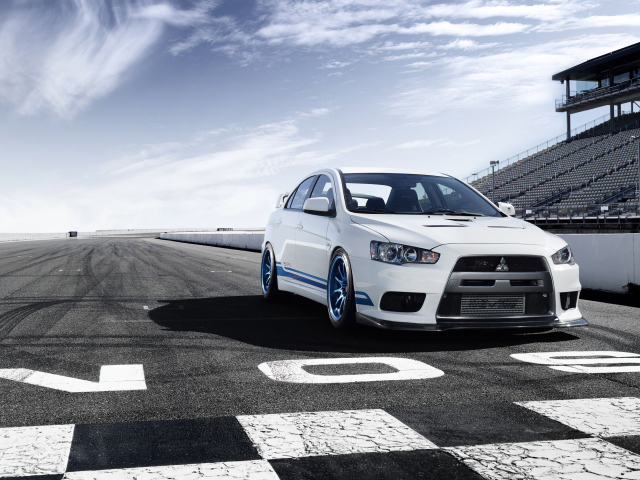 Белый автомобиль Mitsubishi Lancer Evolution JDM