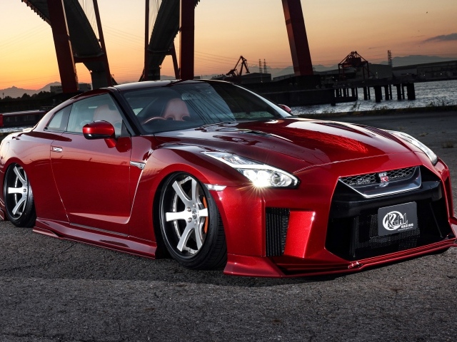 Красный быстрый автомобиль Nissan GTR 35R