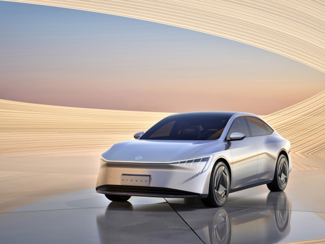 Серебристый Nissan Evo Concept 2024 года