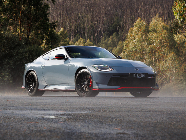 Серебристый автомобиль Nissan Z Nismo 2024 года