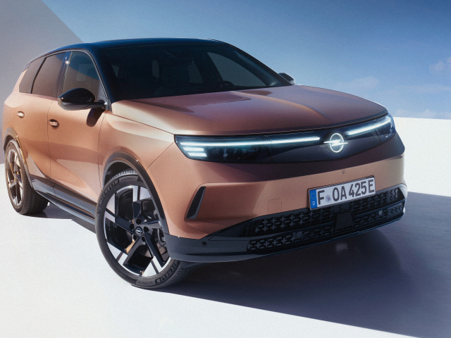 Коричневый автомобиль Opel Grandland Electric 2024 года