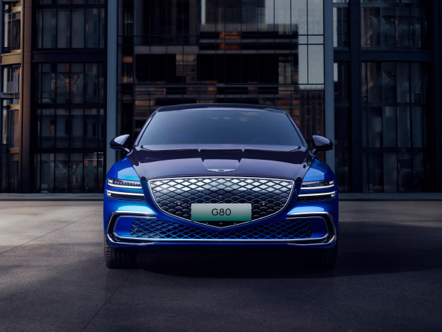 Синий автомобиль Genesis Electrified G80 2024 вид спереди