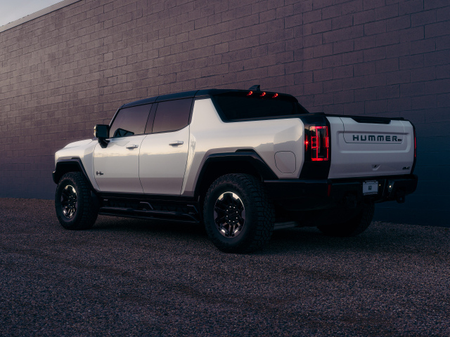 Вид сзади на автомобиль Hummer EV  2024 года