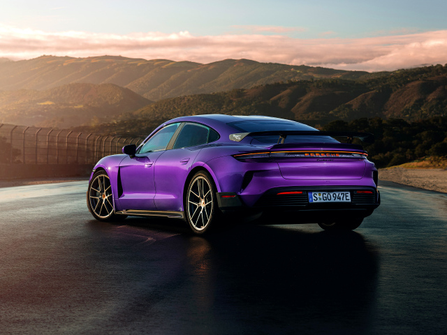 Автомобиль Porsche Taycan Turbo GT Weissach Package 2024 года вид сзади