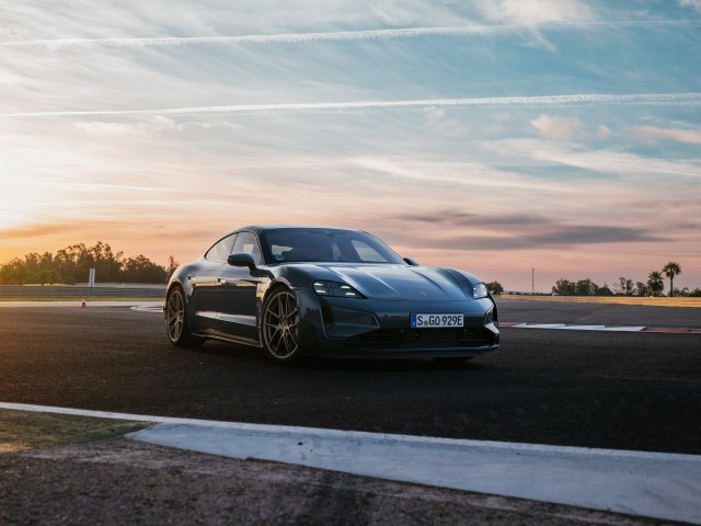 Автомобиль Porsche Taycan Turbo GT 2024 года на фоне неба