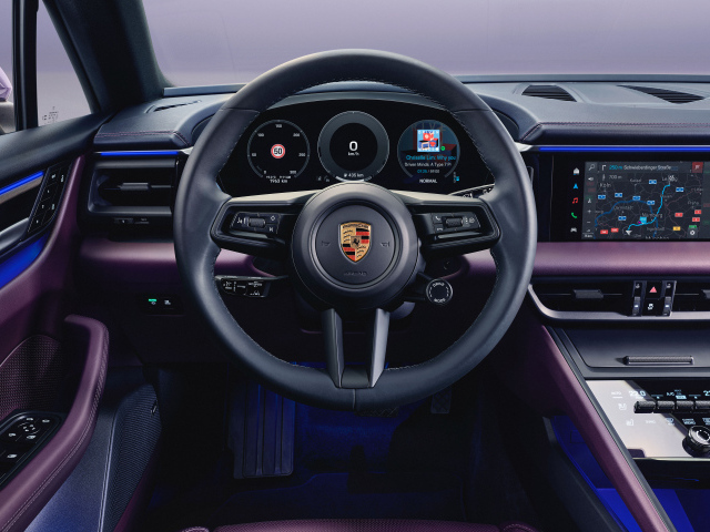 Черный кожаный салон автомобиля Porsche Macan 4 2024 года