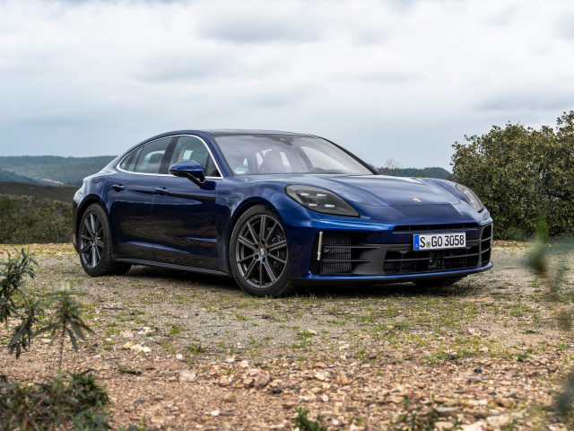 Синий автомобиль Porsche Panamera 4 2024 года
